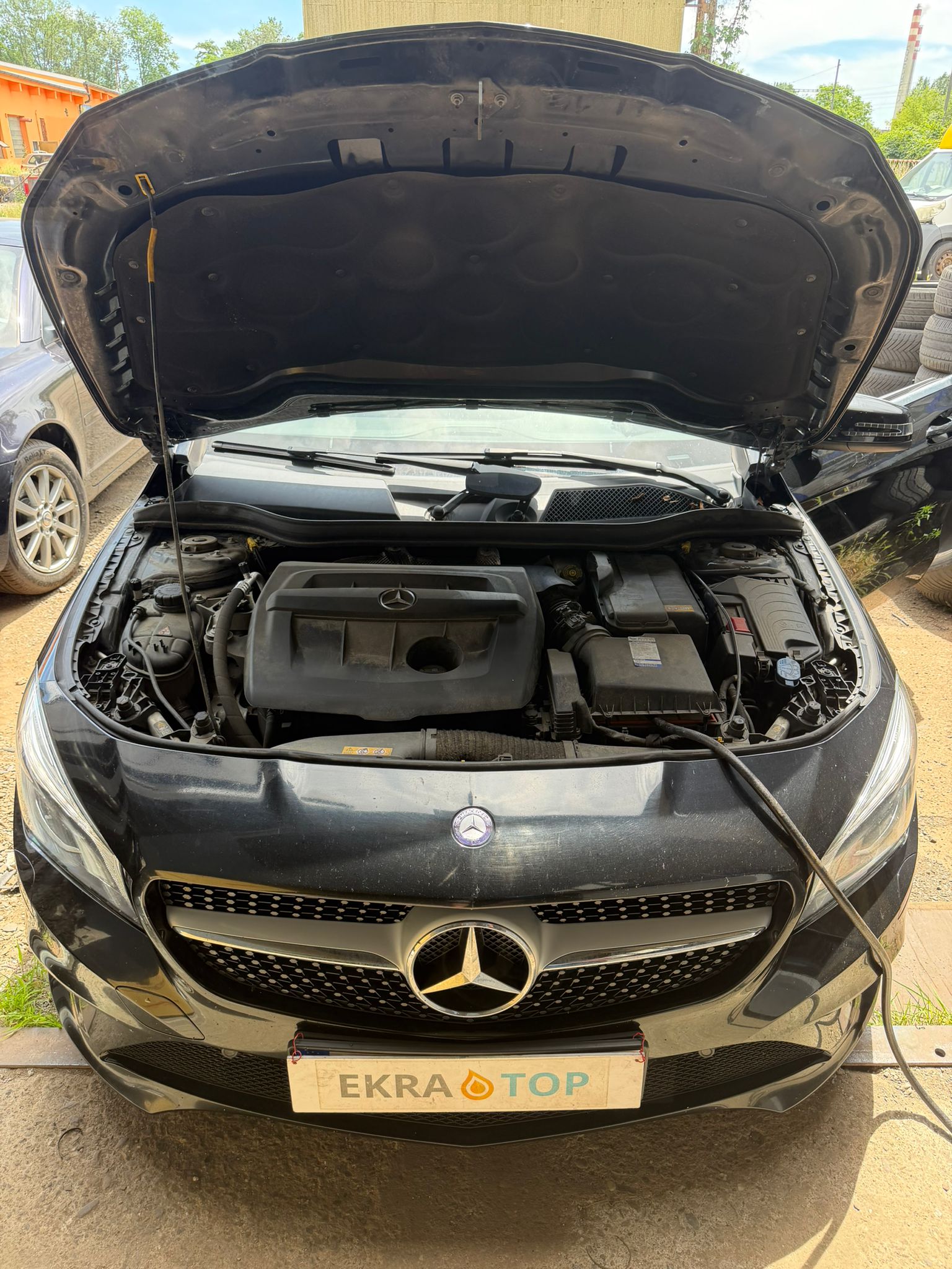 Vodíková dekarbonizace EKRA TOP – motorový prostor Mercedesu během čištění